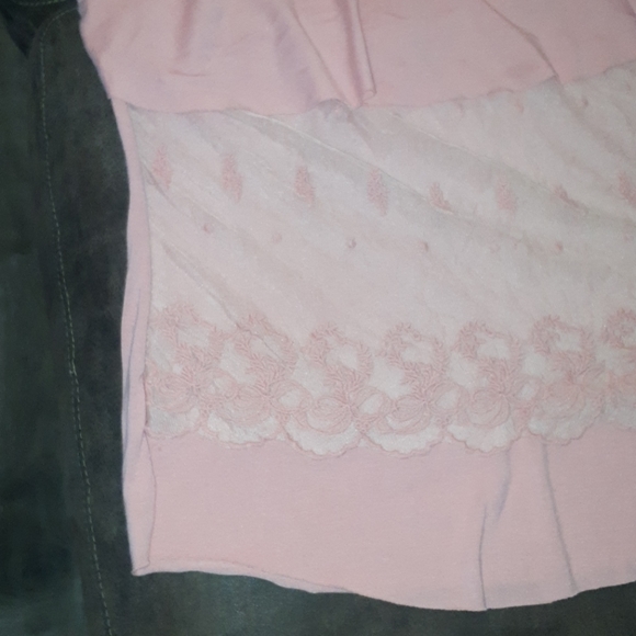 Adorable pink top! - Picture 4 of 4